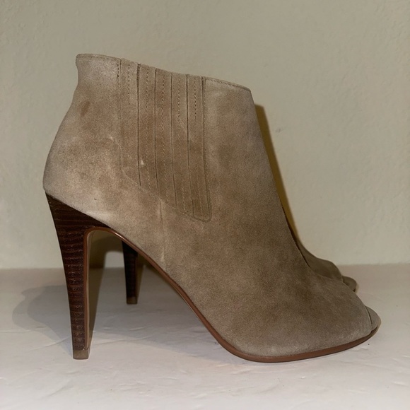 Halogen | Camden Suede Peep Toe Bootie in Taupe size 9 - Picture 2 of 8